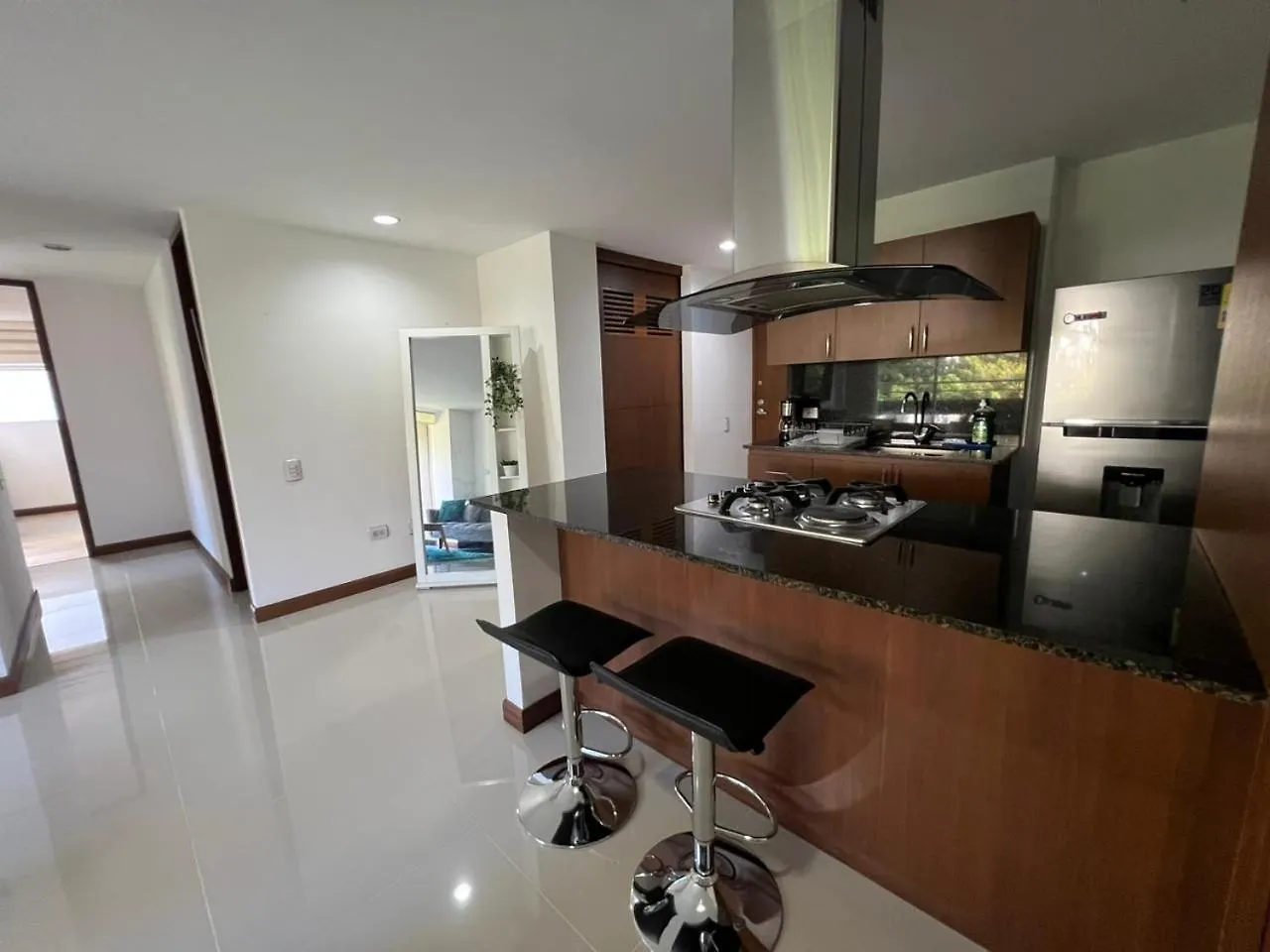 El Poblado: Elegancia Y Confort Medellin Apartment