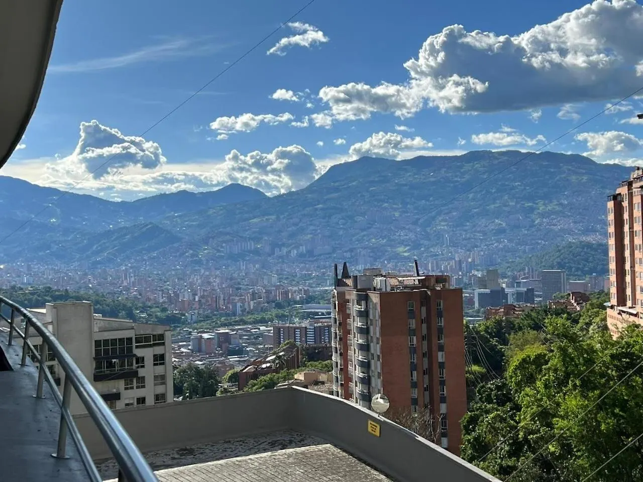 El Poblado: Elegancia Y Confort Medellin Apartment
